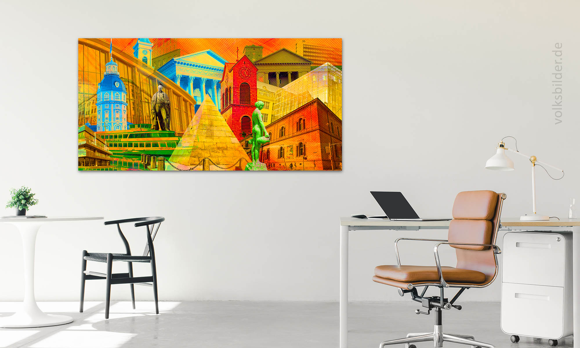 Ein Büro- oder Praxis-Raum. An der Wand hängt ein grafisches Wandbild im Pop Art Stil, das viele bunt eingefärbte Karlsruher Gebäude zeigt.