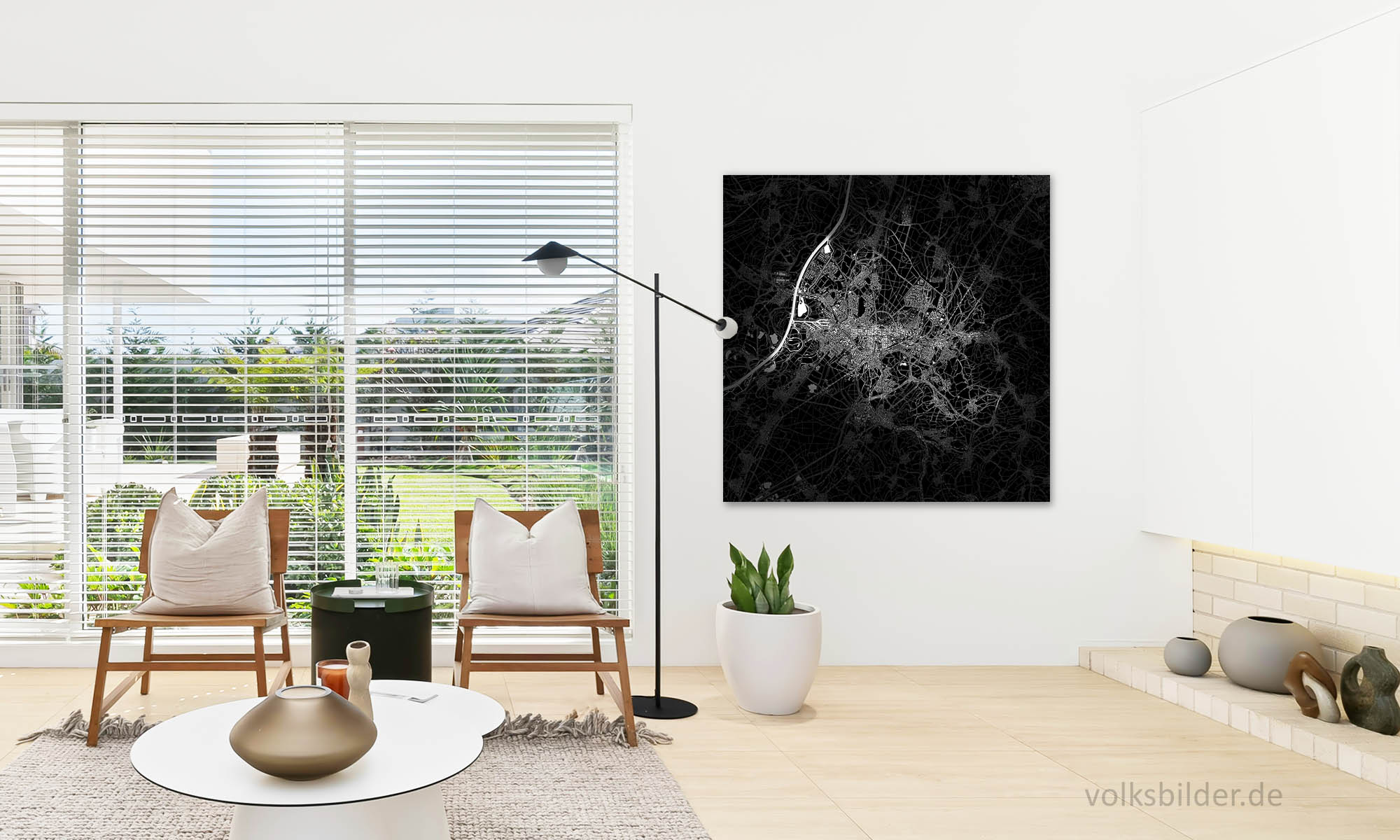 Ein quadratisches Wandbild mit schwarzweißer Karte vom Stadtgebiet von Karlsruhe in einem Wohnraum.