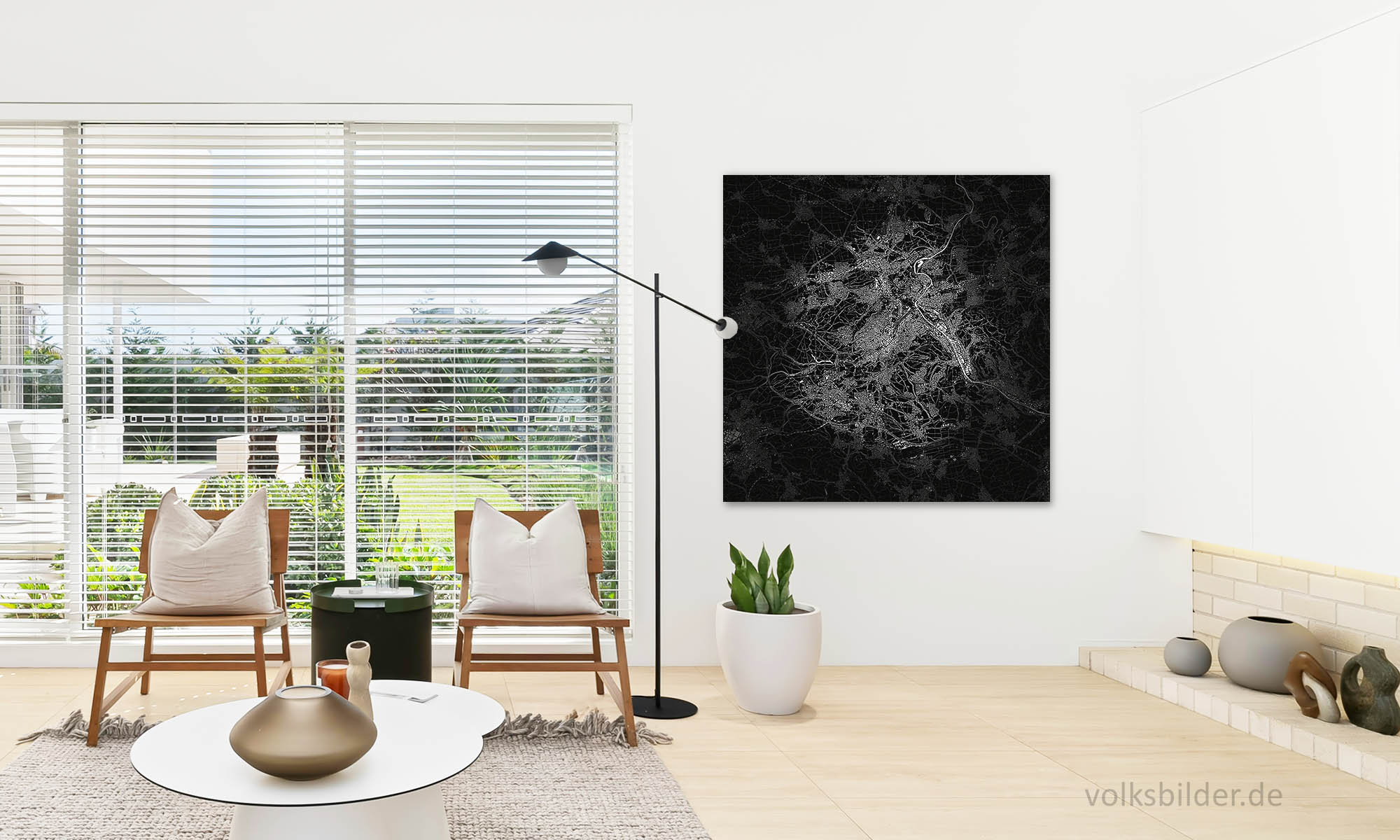 Foto eines Wohnzimmers. Im Hintergrund hängt, neben einem großen Fenster an einer Wand ein quadratisches Wandbild. Das Wandbild zeigt eine schwarzweiße Karte vom Stadtgebiet von Stuttgart und der näheren Umgebung.