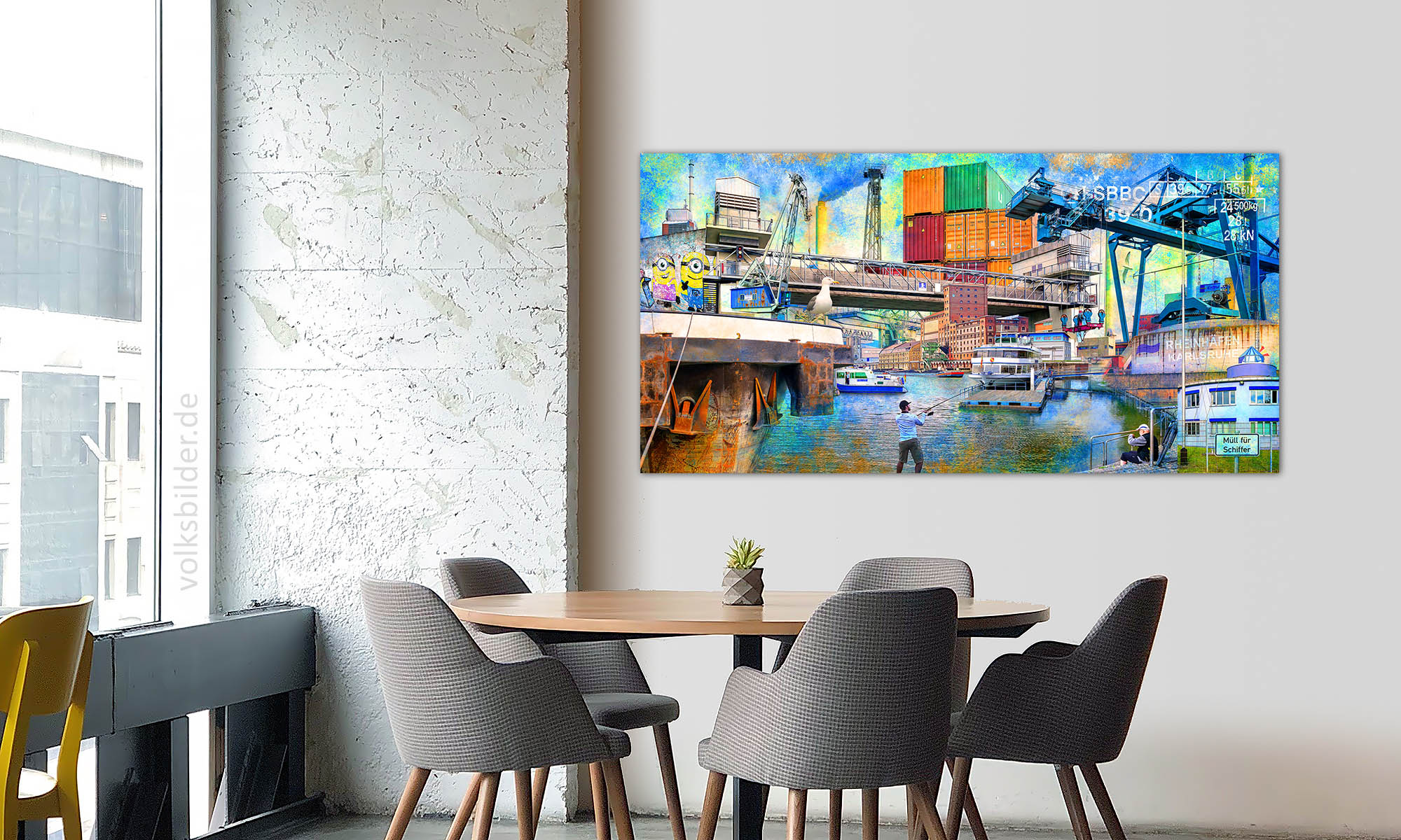 Ein Besprechnungsraum. Im Vordergrund ein runder Tisch mit sesselartigen Stühlen. An der Wand im Hintergrund hängt ein grafisches Wandbild vom Rgeinhafen Karlsruhe im Pop Art Stil, das viele bunt eingefärbte Sehenswürdigkeiten des Karlsruher Rheinhafens zeigt.