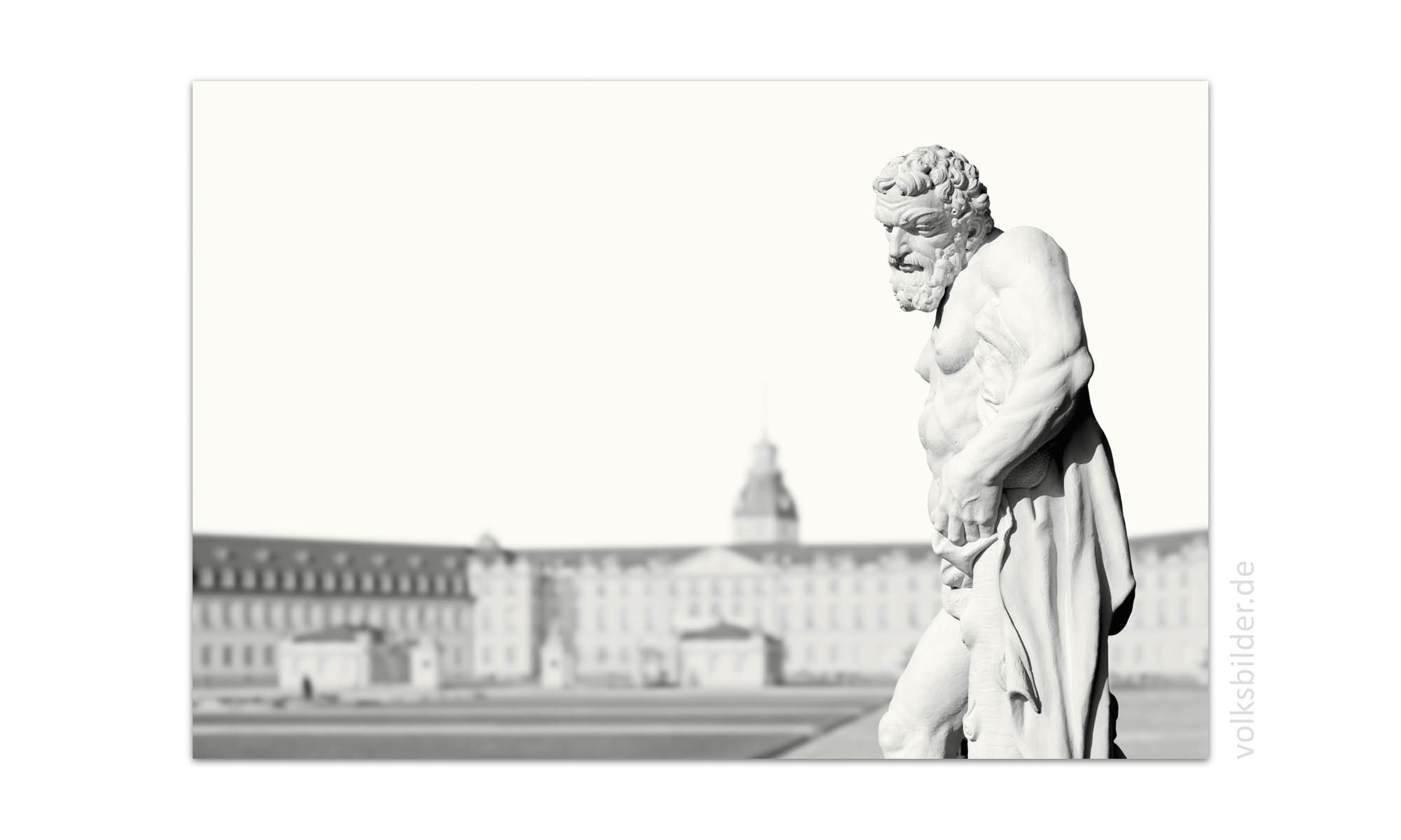 Das Wandbild zeigt ein High-Key-Foto der Statue des Herkules auf dem Schlossplatz vor dem Schloss in Karlsruhe.